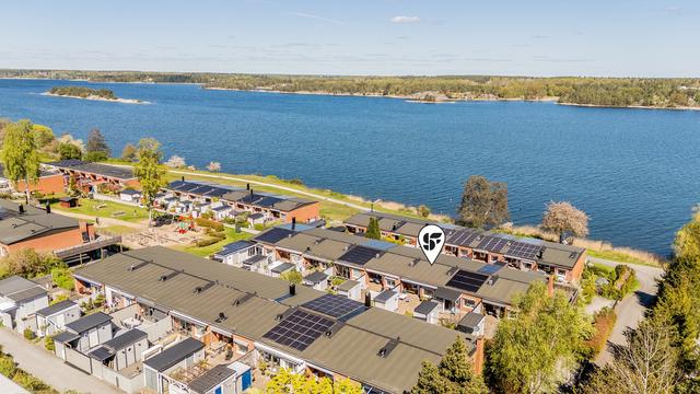 Attraktivt radhus precis intill Gamlebyviken med fin vy över vattenspegeln!