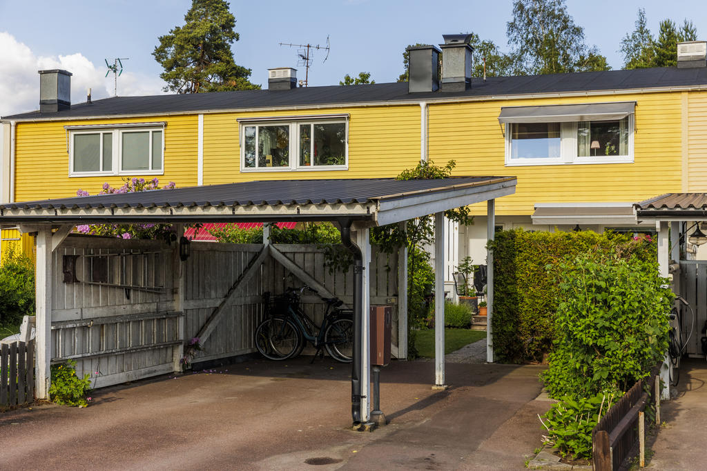 Carport i anslutning till entrén