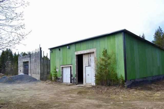 Leipojärvi 10:14. Garagebyggnad samt en påbörjad byggnad.