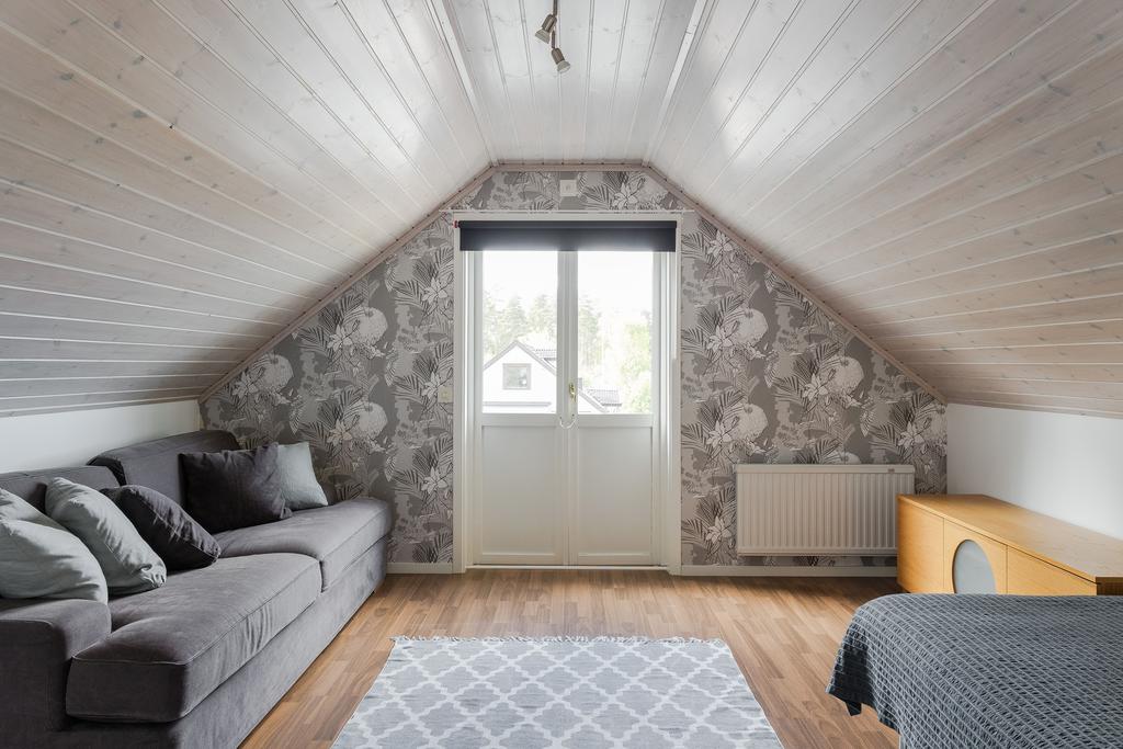 Sovrum 4 ovanvåning med utgång till uteplats