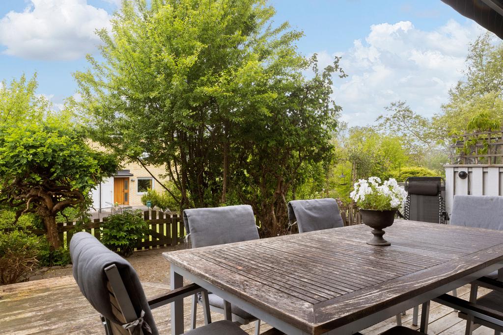 uteplats i grönskande miljö