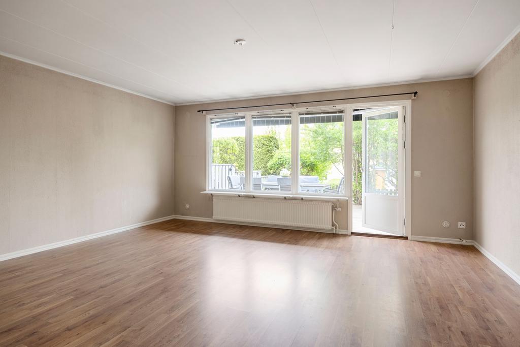 Rymligt allrum med plats för matgrupp och soffgrupp.