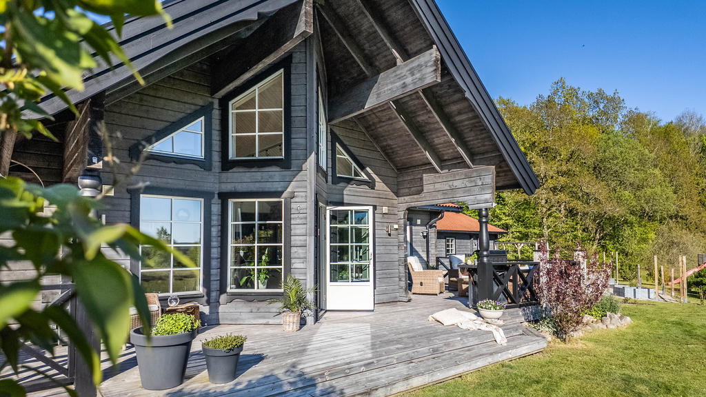 Ett välbyggt och påkostat hus i soligt läge.