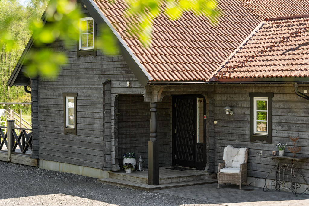 Entré under tak med stenlagd uteplats bredvid.
