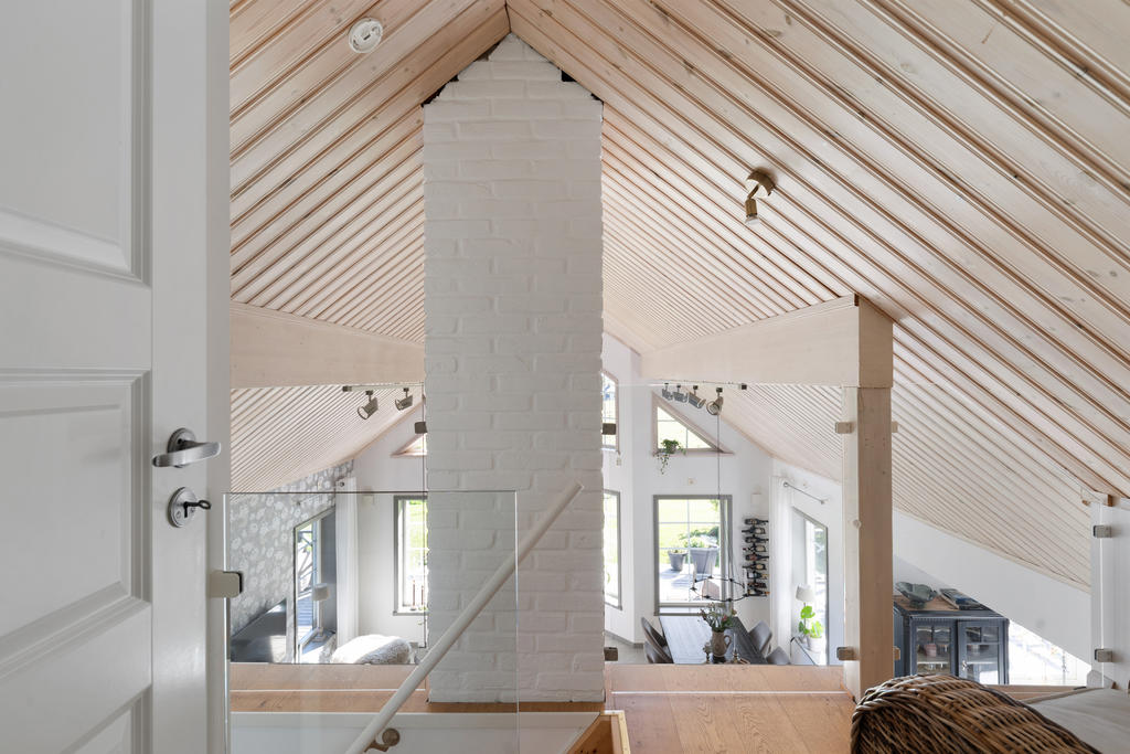 Loft med läshörna utanför