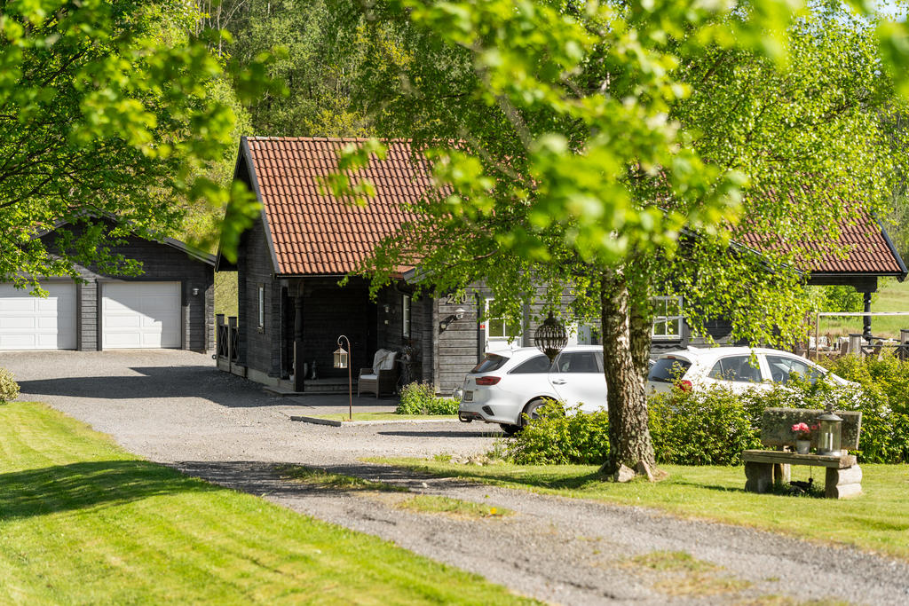 Parkeringsyta med både elbilsladdare och två uttag för motorvärmare.