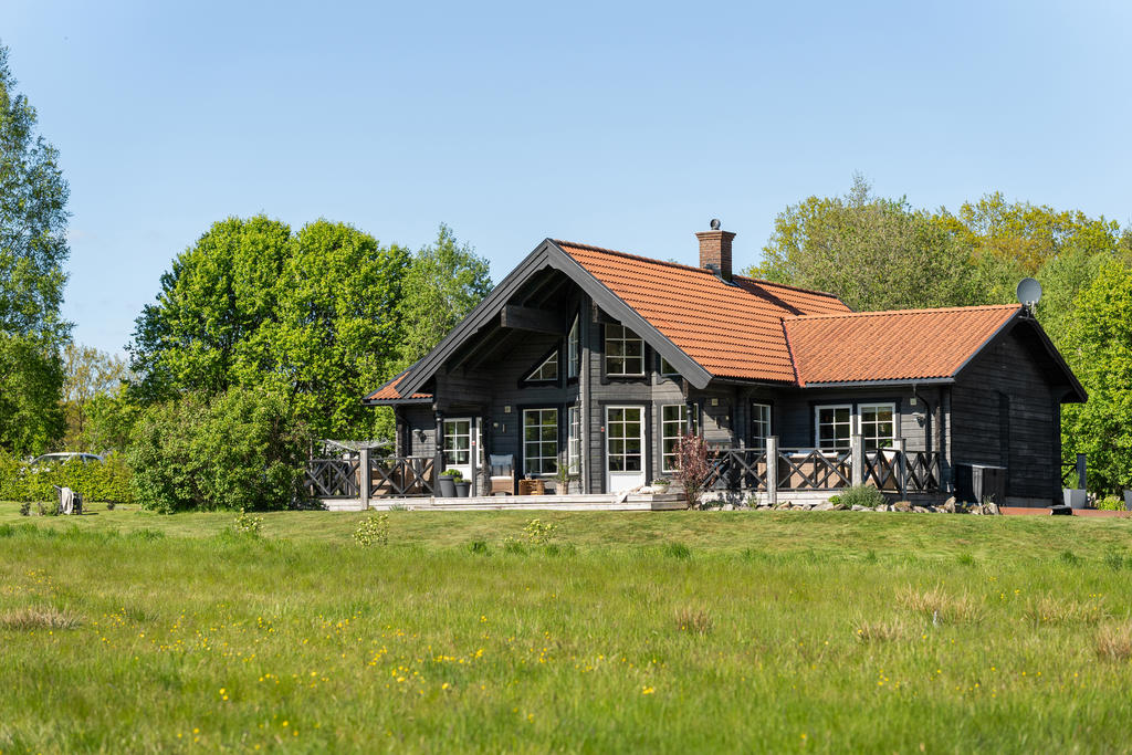Varmt välkomna att boka visning för att uppleva detta fantastiska hus på plats.