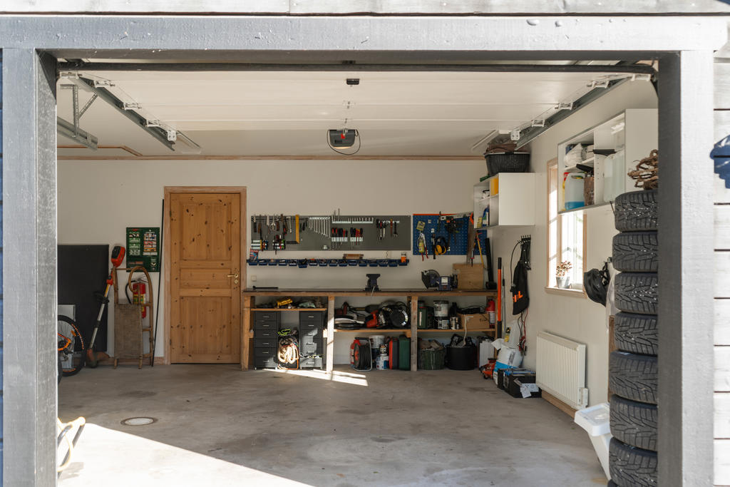 Varmgarage och egen plats för verktygen.