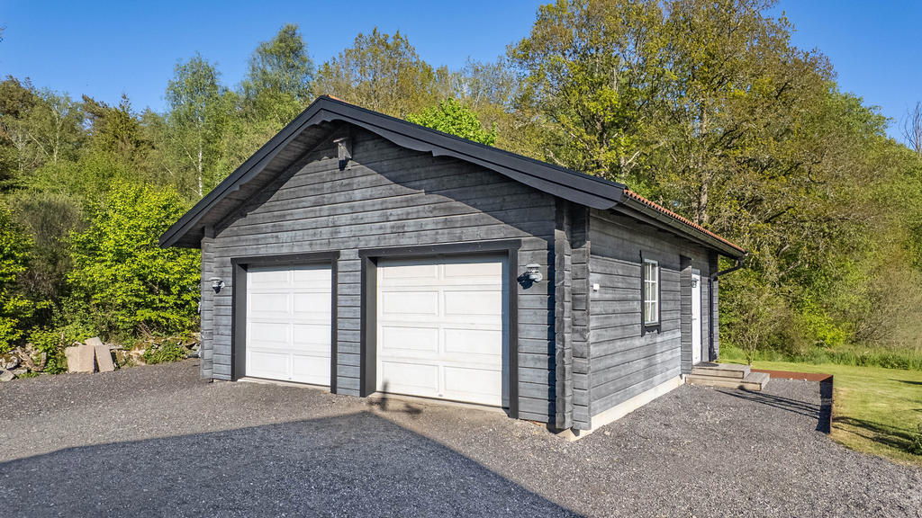 Stort dubbelgarage med förråd.