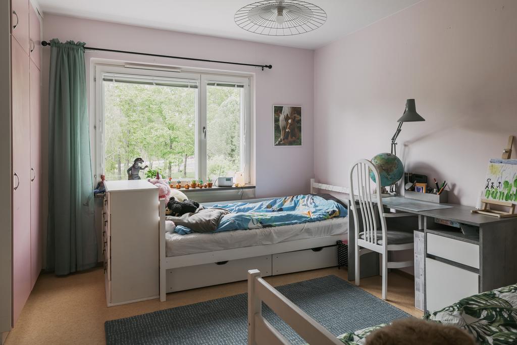 Ljust sovrum med platsbyggda garderober