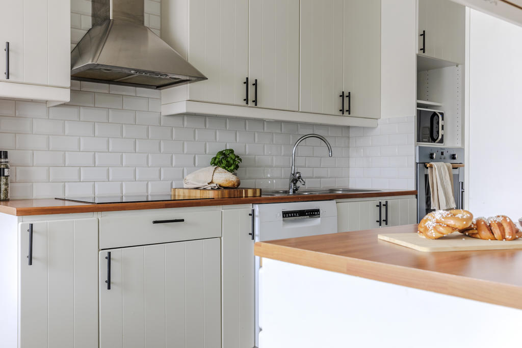 Ljust kök med plats för matlagning
