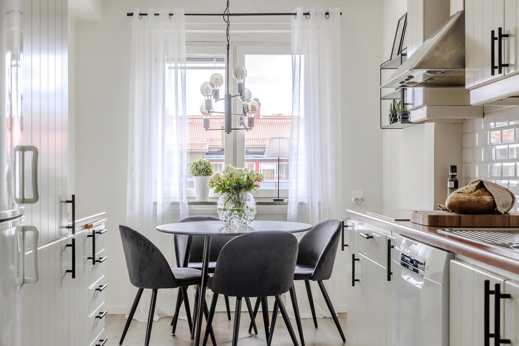 Kök med plats för matbord
