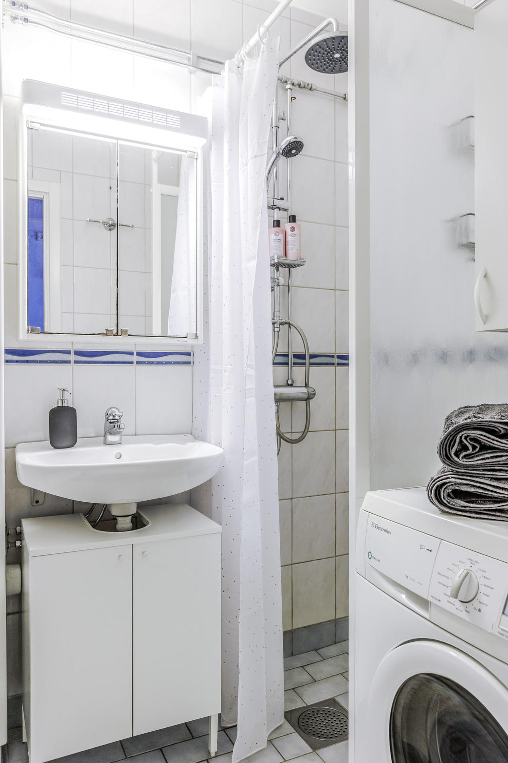 Badrum med tvättmaskin
