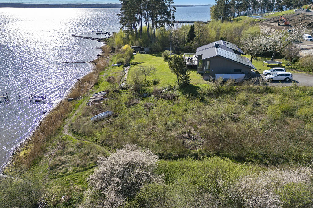 Stor härlig tomt närmast havet 