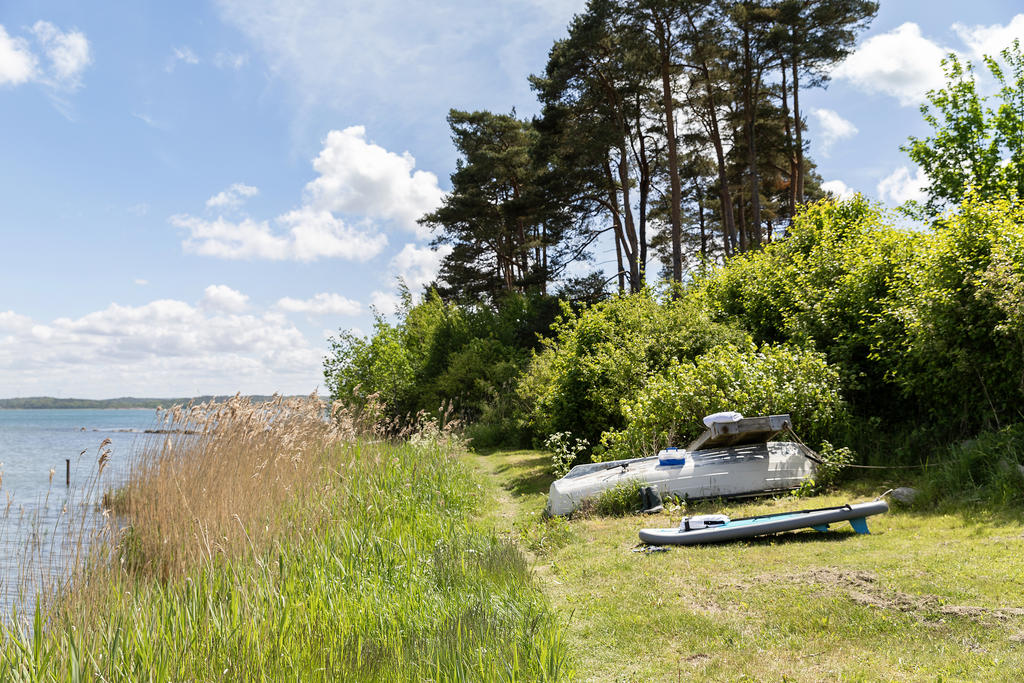 Här ligger båten och sup brädan redo 