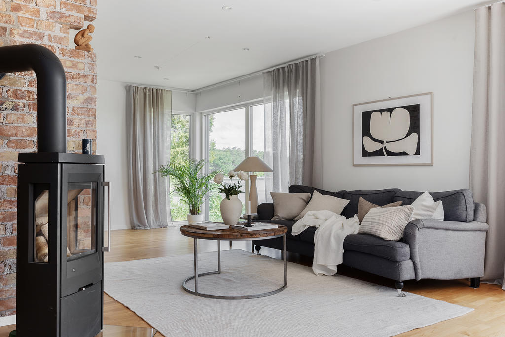 Braskaminen får en central plats 