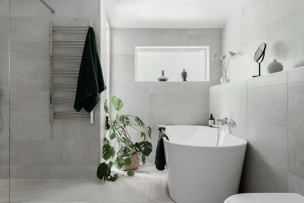 Ett fantastiskt badrum med ovalt badkar 