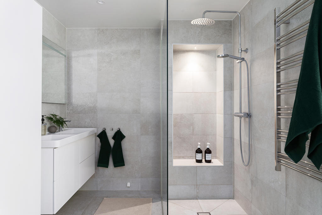 Takdusch med inkaklad sittbänk