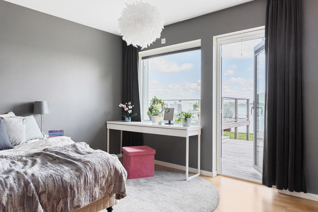 Sovrum 1 med egen utgång till terrass 