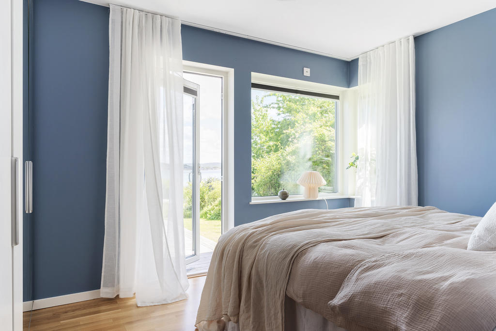 Sovrum 2 med egen utgång till terrass 