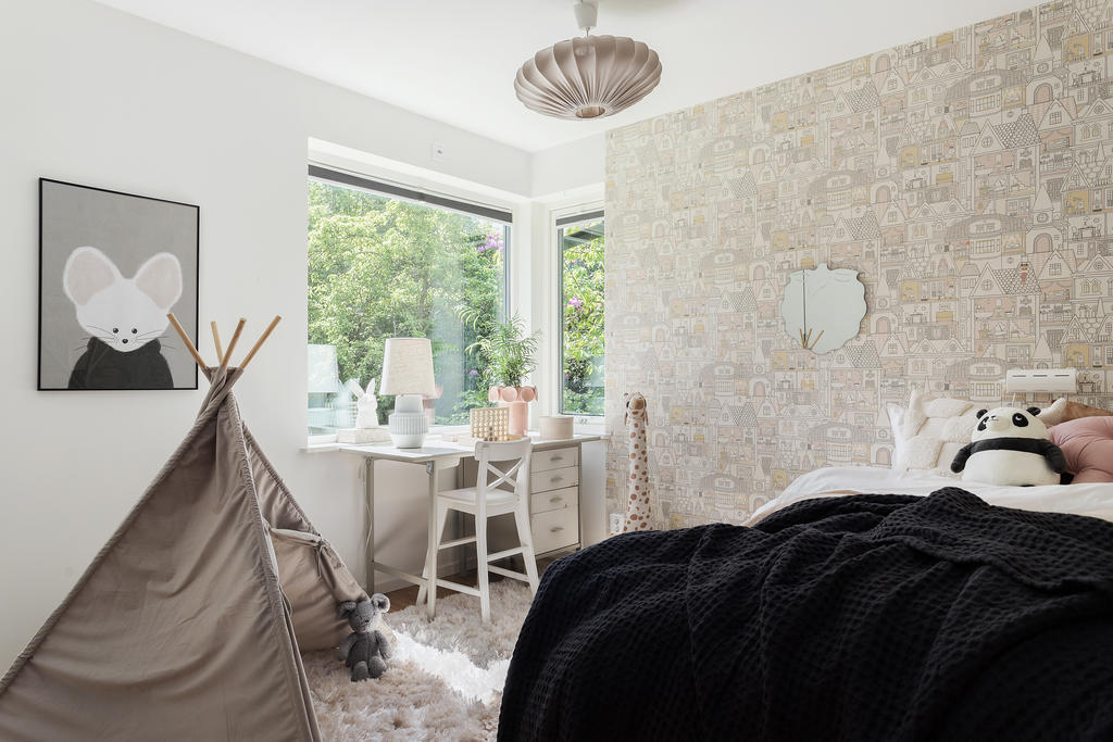 Sovrum 3 med trevligt hörnfönster 