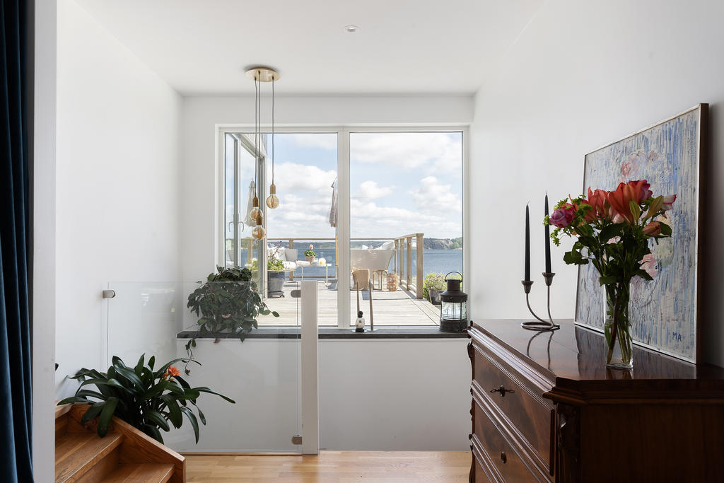 Stora fönsterpartier även i trapphuset som leder till källarplan