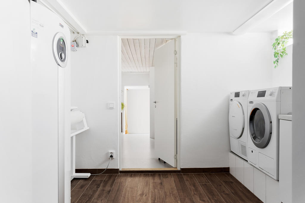 Tvättstuga med upphöjda maskiner 