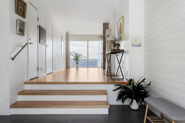 Utsikten beskådar man redan från entréhallen