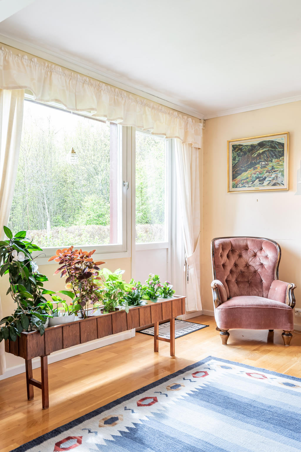Balkongdörr ut till trädgården.