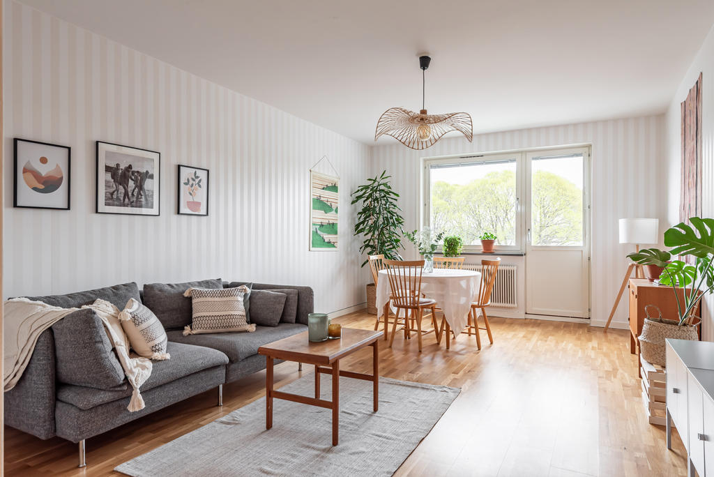 Luftigt vardagsrum med plats för matbord.