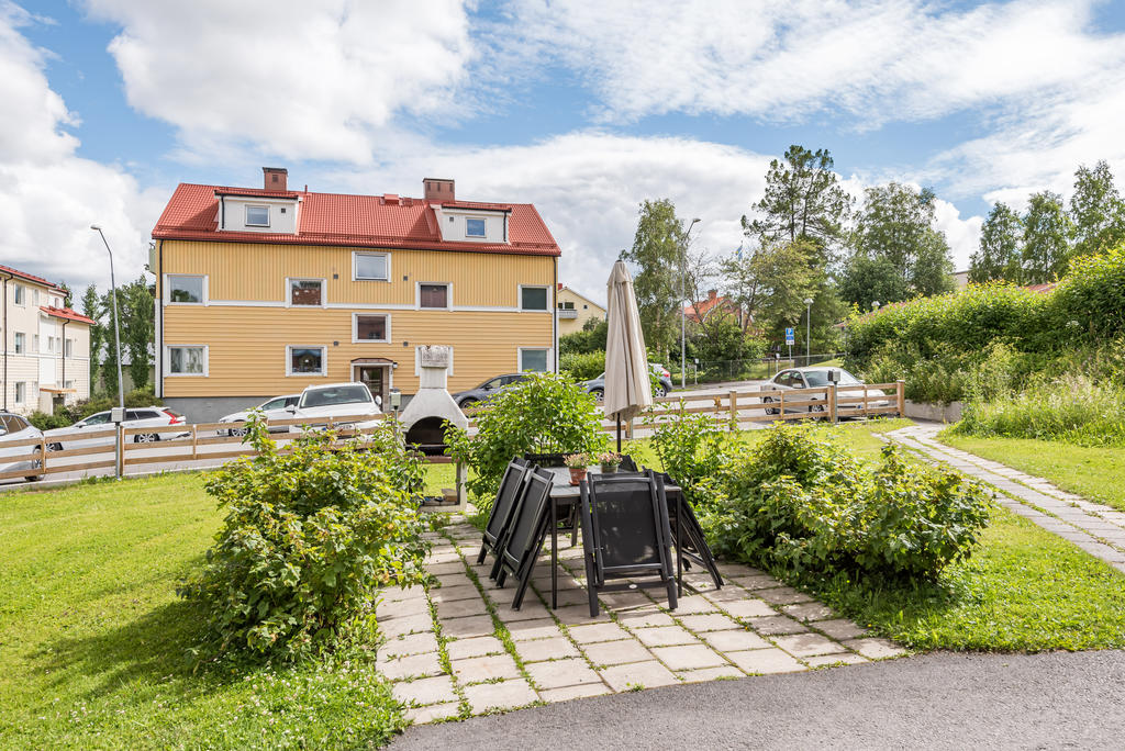 Gemensam uteplats med grill.