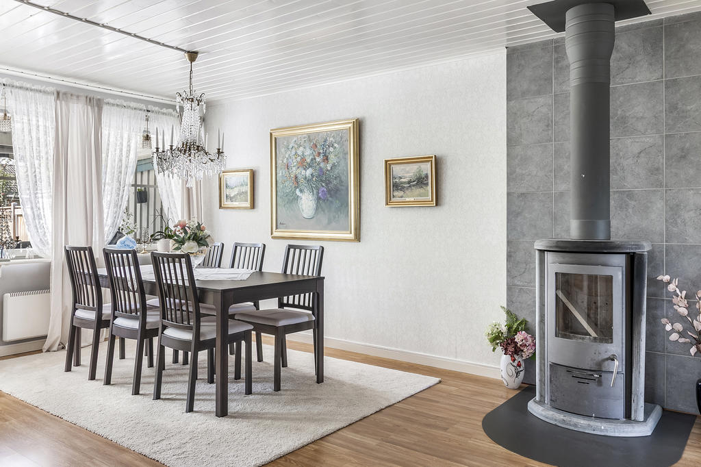 Rymligt vardagsrum med plats för matgrupp