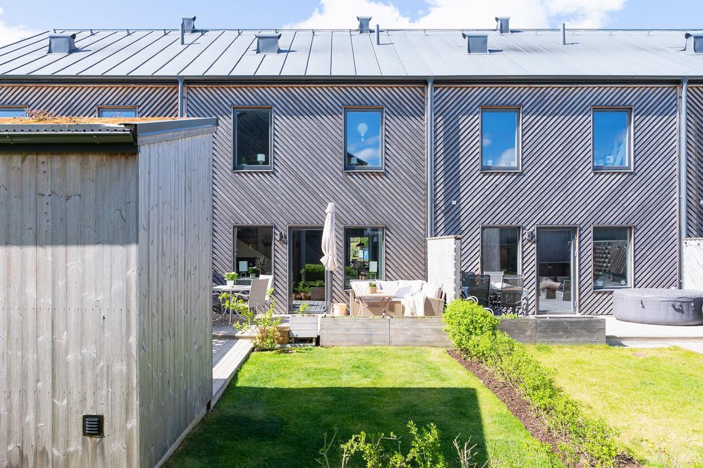 Trevlig uteplats med trädgårdstäppa