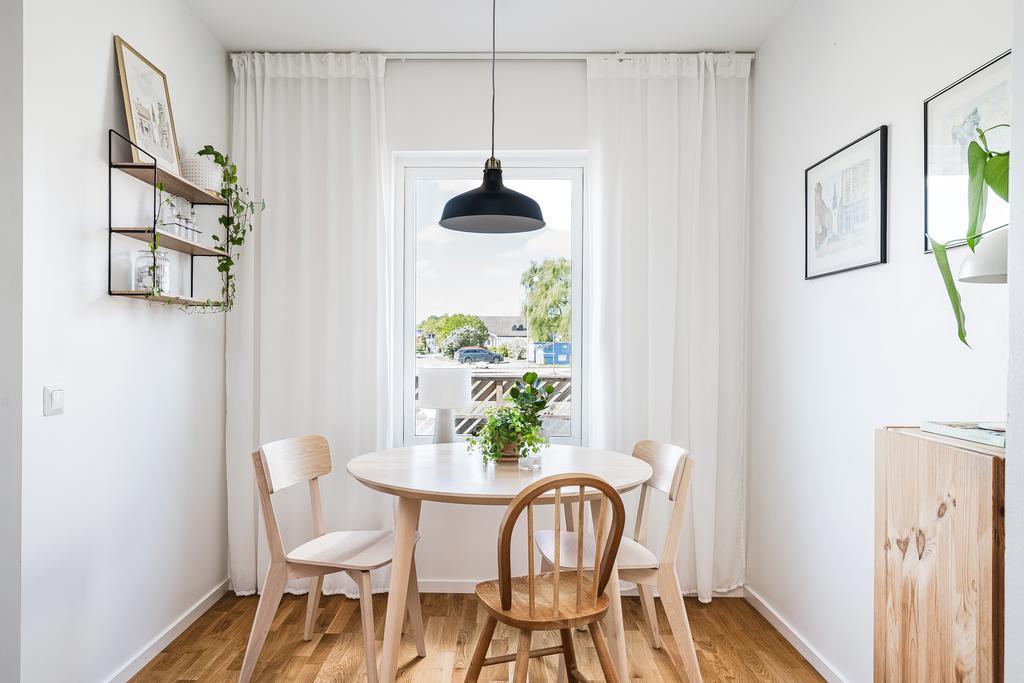 Matplats vid fönsterparti