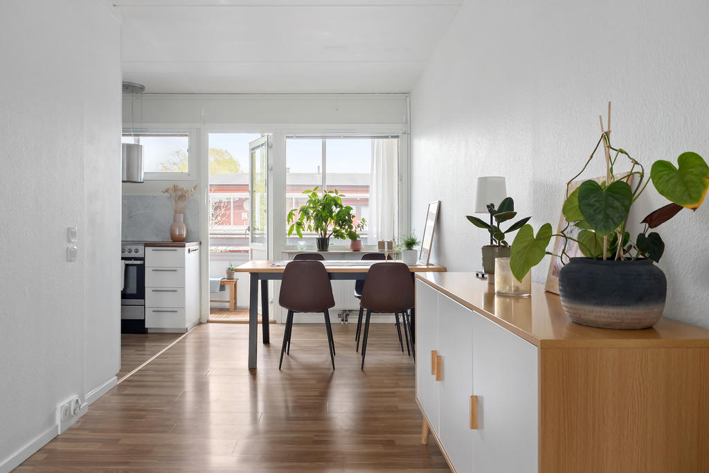 Matplats intill balkong och mycket ljusinsläpp