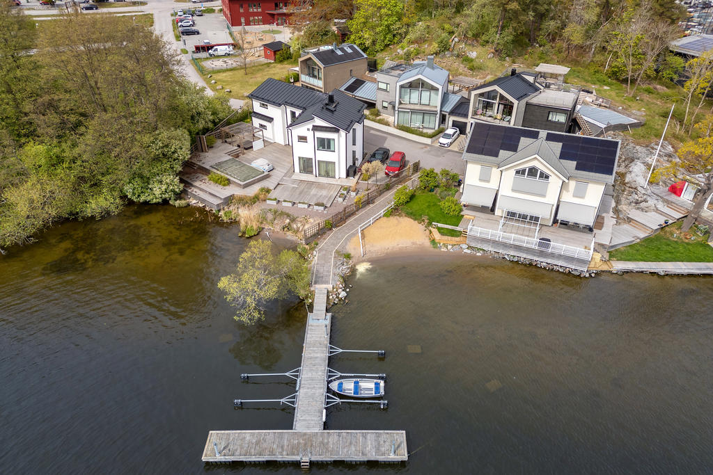 Brygga med båtplats precis nedanför huset