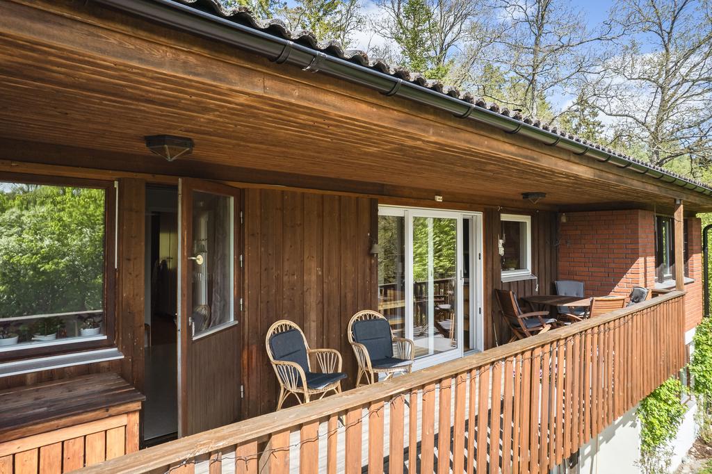 Balkong med morgonsol