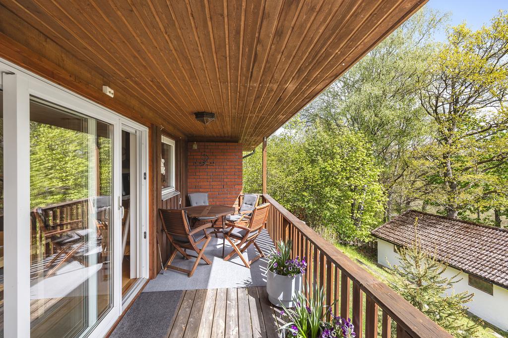 Balkong med morgonsol