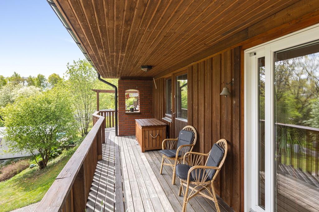 Balkong med morgonsol