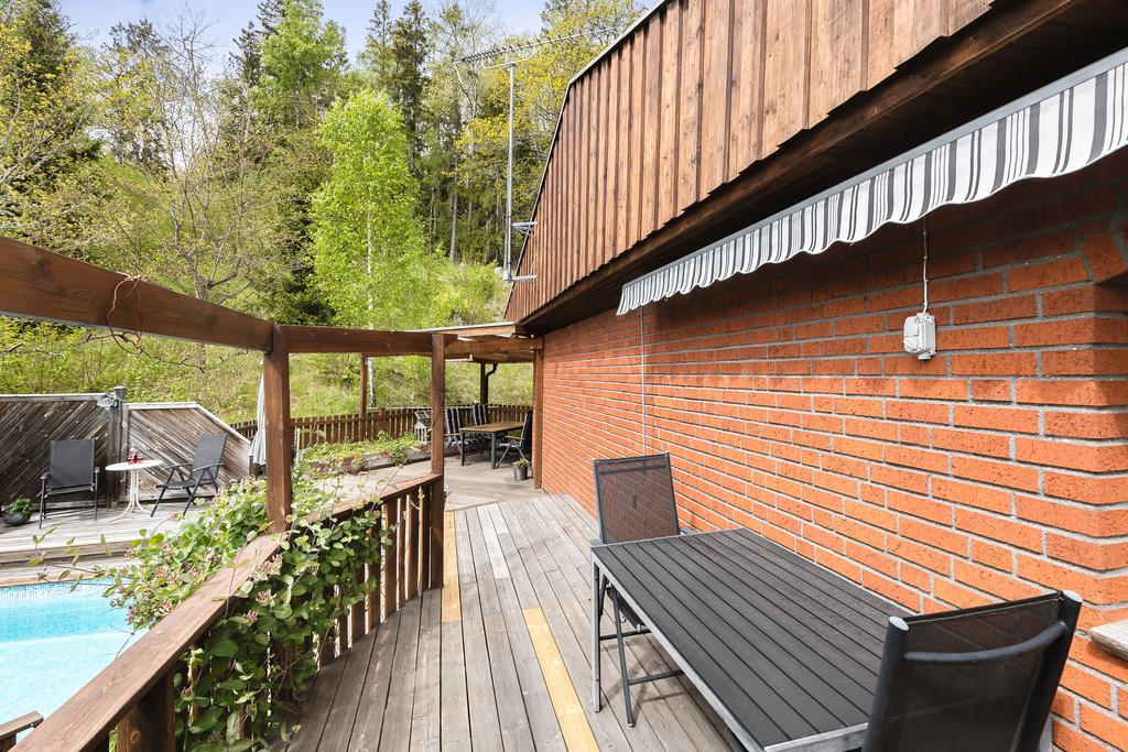 Uteplats på den södra husgaveln