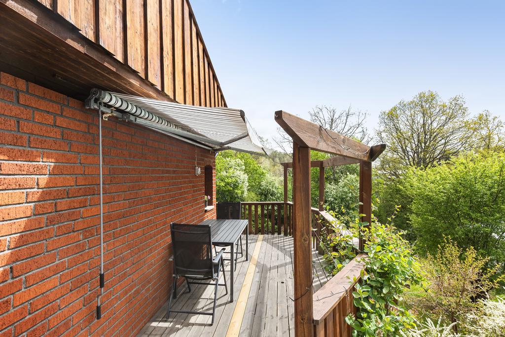 Uteplats på den södra husgaveln