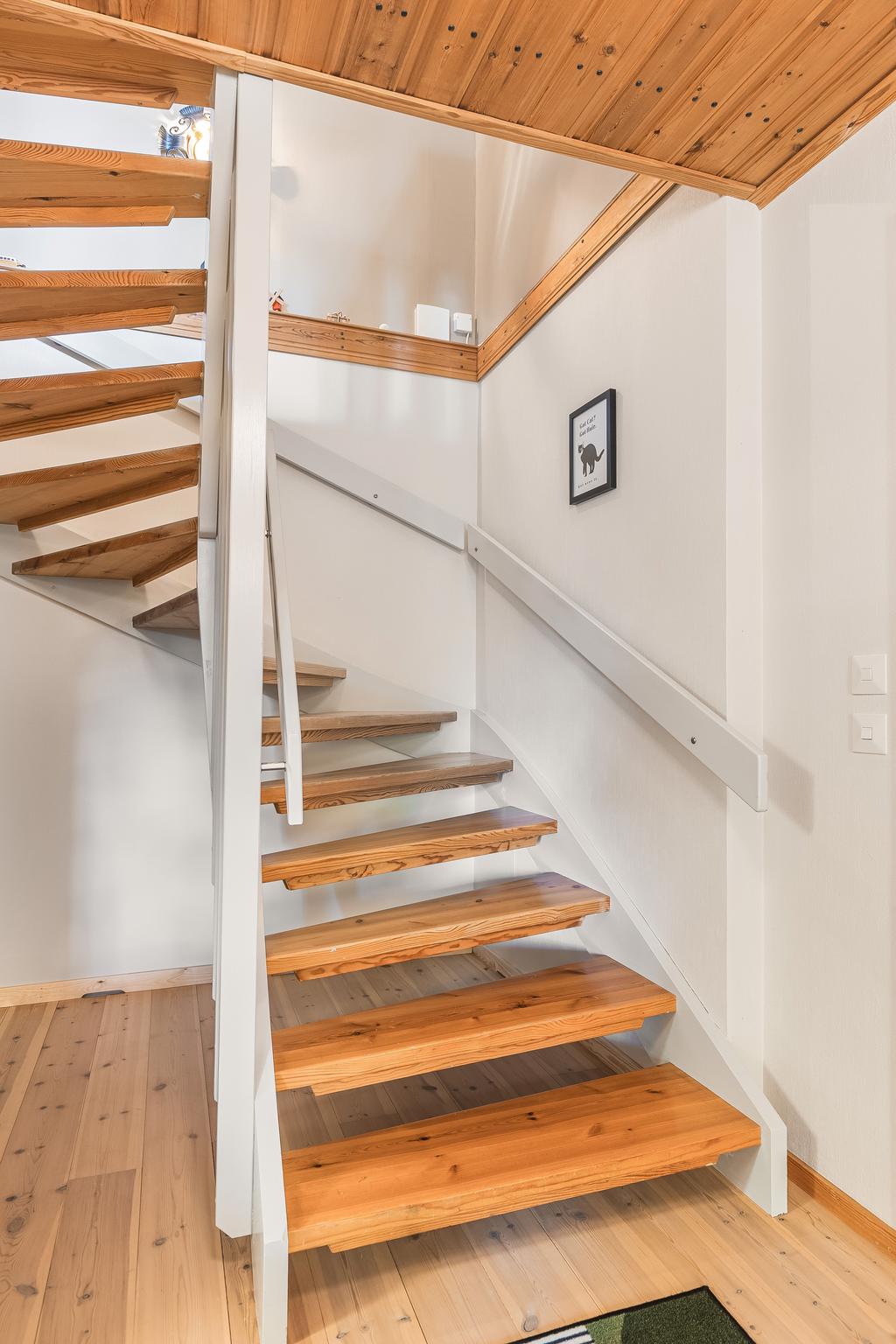 Öppen trappa mellan våningsplanen