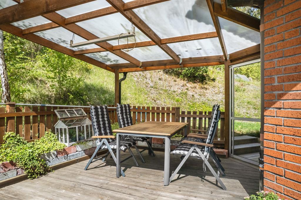 Uteplats i anslutning till poolen