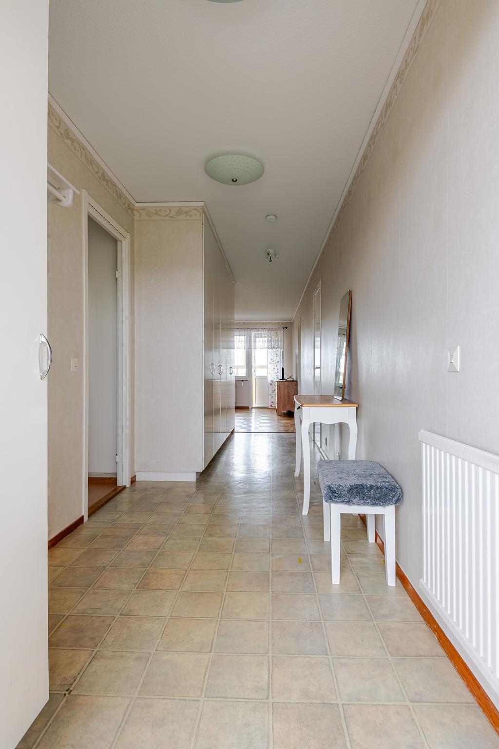Välkommen in, i hallen har du gott om förvaring. 