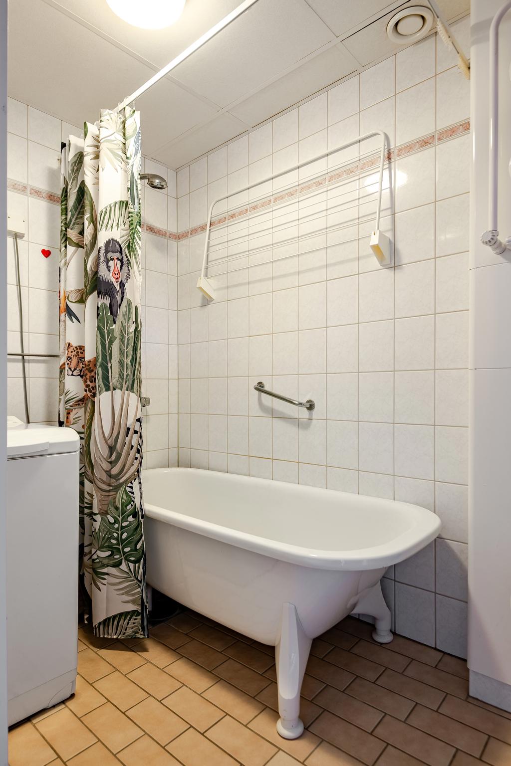 Badkar och egen tvättmaskin. 