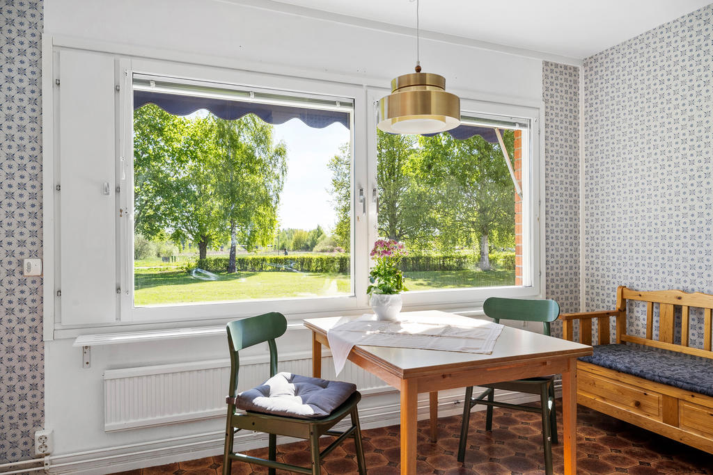 I köket finns gott om plats med matgrupp vid fönstret.
