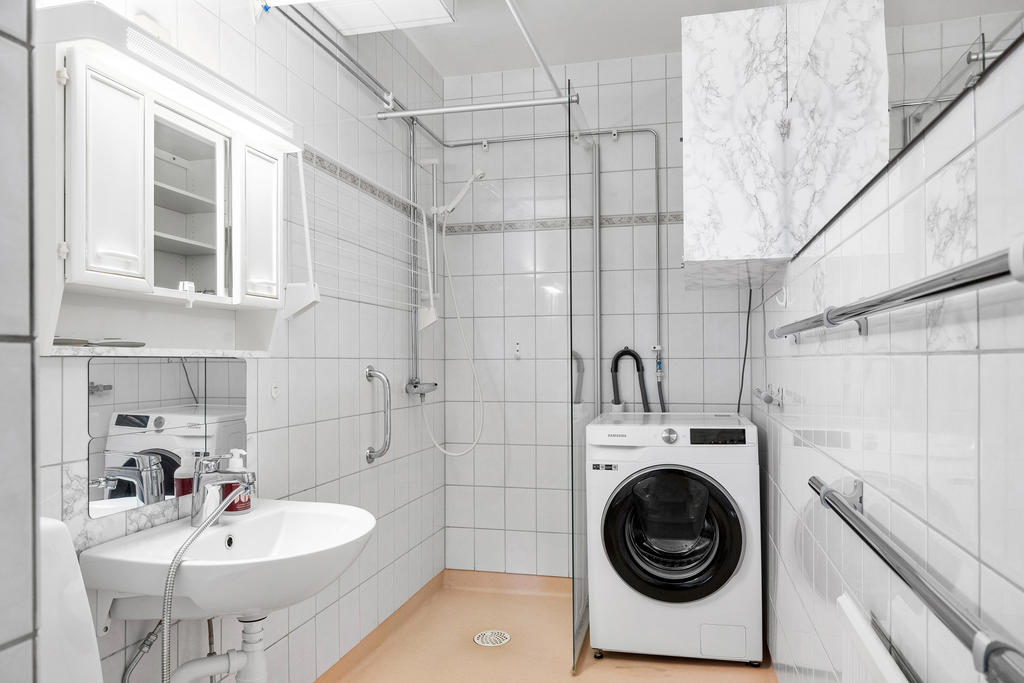 Badrum med tvättmaskin