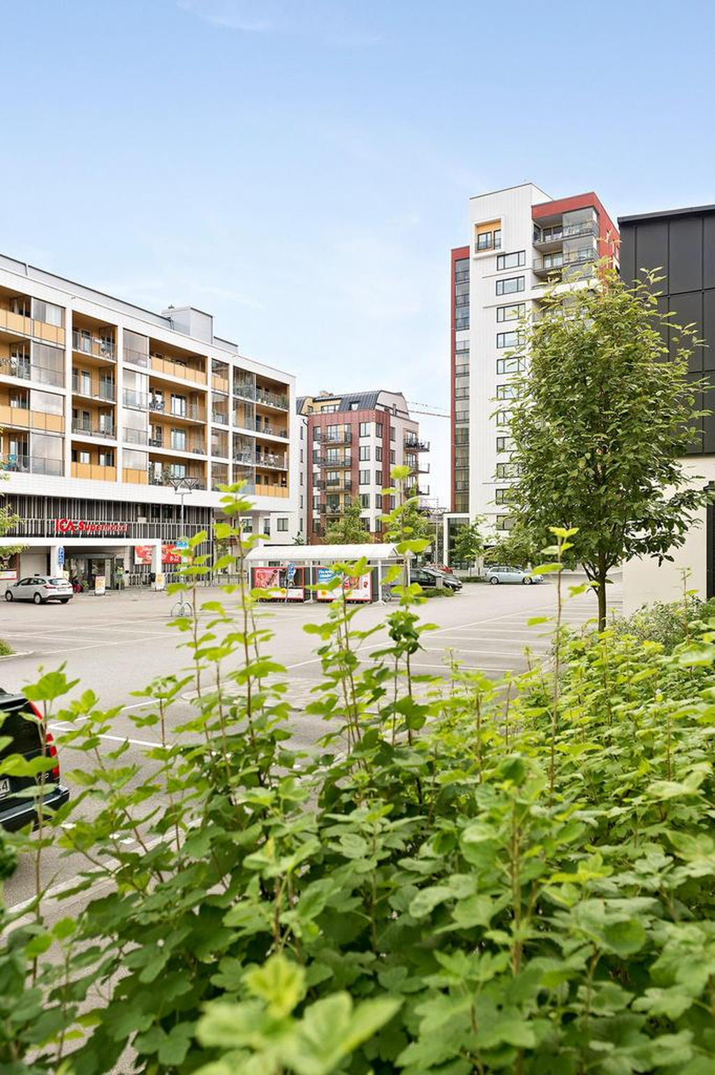 Vallhamra torg ligger i närheten där det bland annat finns vårdcentral, apotek, Ica, pizzeria, blomaffär, godisaffär och frisör