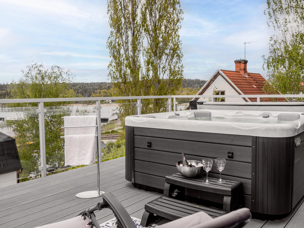 Övre terrass med spabad och slående utsikt