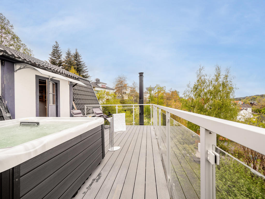 Övre terrass med spabad